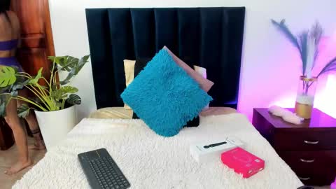 Snapshot of miahertz chatting on 10-12-25, 05:01 miahertz online show from 10-12-25, 05:01