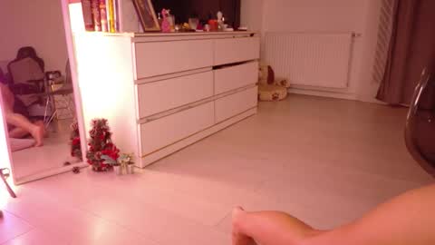 Mia online show from 12-21-25, 10:06