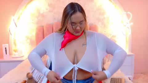 Snapshot of mialaurents chatting on 01-17-26, 05:01 Mia online show from 01-17-26, 05:01