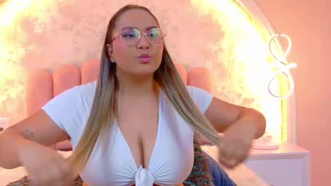 Snapshot of mialaurents chatting on 02-10-26, 12:37 Mia online show from 02-10-26, 12:37