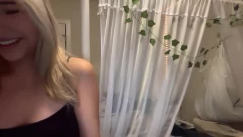 Snapshot of miamoon9 chatting on 02-26-26, 05:06 Mia online show from 02-26-26, 05:06