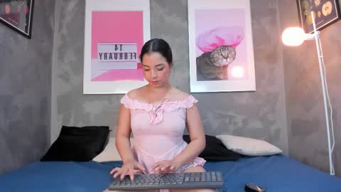 Mia online show from 10-11-25, 06:28