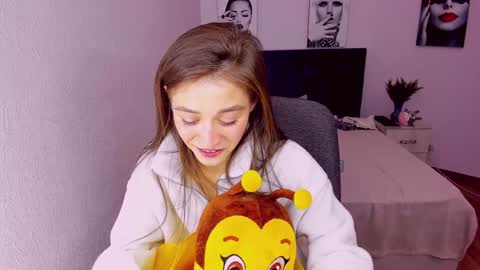 Mia online show from 12-25-24, 09:33