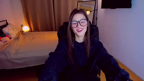 Mia online show from 02-14-25, 06:19