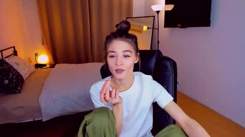 Mia online show from 02-17-25, 06:04