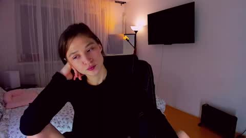 Mia online show from 04-14-26, 08:48