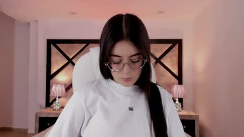 Snapshot of miasilverr chatting on 01-28-25, 09:19 Mia online show from 01-28-25, 09:19