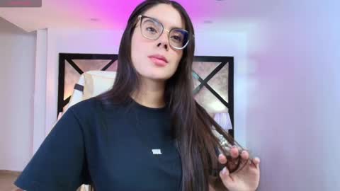 Snapshot of miasilverr chatting on 09-12-25, 08:31 Mia online show from 09-12-25, 08:31