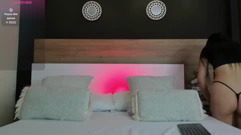 Mia online show from 10-10-25, 01:21