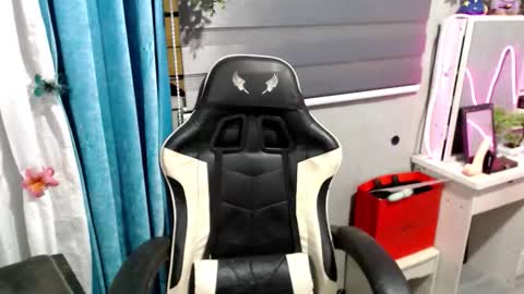 Snapshot of miatrixs chatting on 12-19-25, 11:39 Mia online show from 12-19-25, 11:39