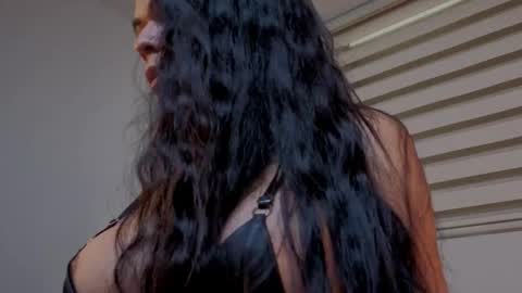 Mia online show from 09-19-25, 06:41