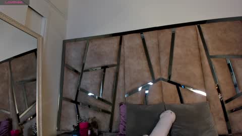 Mia Villalobos online show from 12-31-24, 05:22