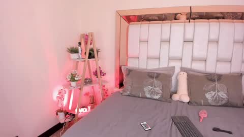 Mia Villalobos online show from 01-22-25, 06:10