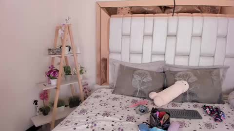 Mia Villalobos online show from 02-11-25, 06:22