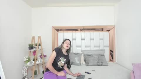 Mia Villalobos online show from 09-15-25, 11:54