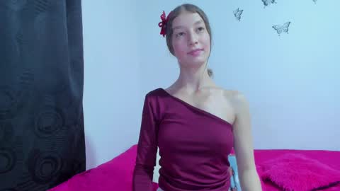 Snapshot of miavolkova_ chatting on 03-06-25, 04:08  Chloe  online show from 03-06-25, 04:08