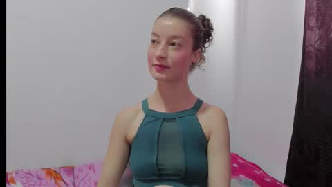 Snapshot of miavolkova_ chatting on 10-27-25, 07:18  Chloe  online show from 10-27-25, 07:18