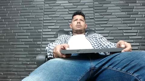 Snapshot of michael_daviss1 chatting on 01-08-25, 04:11 Michael Daviss online show from 01-08-25, 04:11