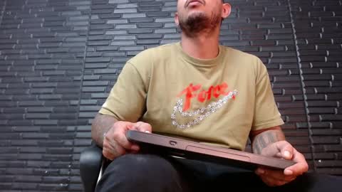 Snapshot of michael_daviss1 chatting on 01-18-25, 01:51 Michael Daviss online show from 01-18-25, 01:51