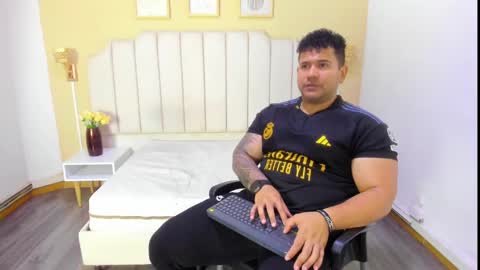 Snapshot of michael_hill1 chatting on 10-04-25, 01:09 MICHAEL online show from 10-04-25, 01:09