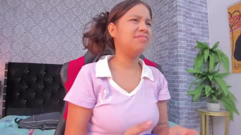 Snapshot of michelle_and_roger chatting on 02-14-25, 06:51 Michelle y Roger online show from 02-14-25, 06:51