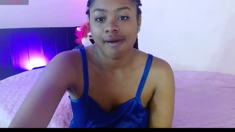 Snapshot of michellmoon1 chatting on 10-19-25, 06:19 michellmoon1 online show from 10-19-25, 06:19