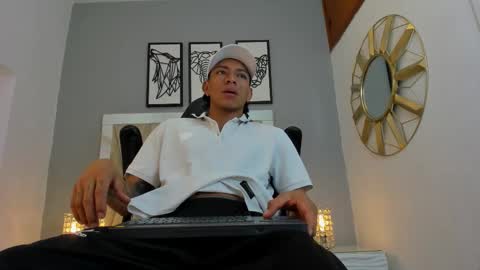 Snapshot of mickey_beasley chatting on 10-12-25, 07:02 mickey online show from 10-12-25, 07:02