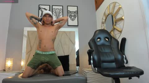 Snapshot of mickey_beasley chatting on 10-14-25, 07:14 mickey online show from 10-14-25, 07:14
