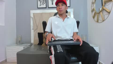Snapshot of mickey_beasley chatting on 10-19-25, 07:03 mickey online show from 10-19-25, 07:03