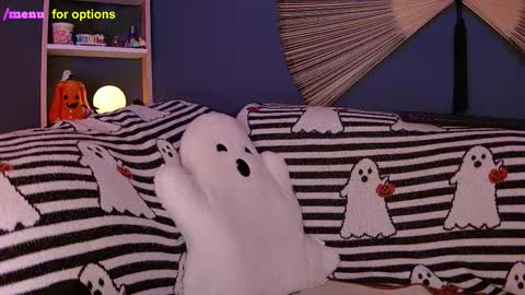 Snapshot of midnight__muse chatting on 10-22-25, 04:35 Rain online show from 10-22-25, 04:35