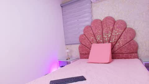 Mia  online show from 11-12-25, 11:54