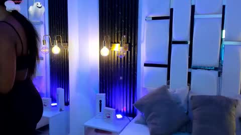 Snapshot of miia_schwarz chatting on 10-28-25, 10:01 Miia Schwarz  online show from 10-28-25, 10:01