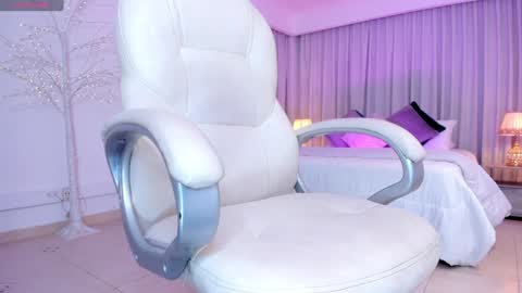 Mia online show from 01-23-25, 04:30