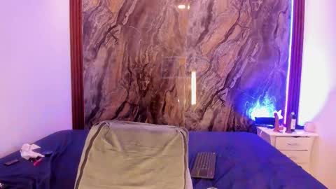 Mia collins online show from 10-31-25, 04:19