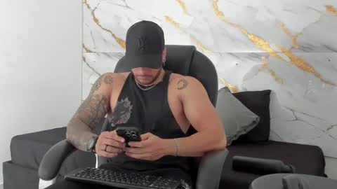 Snapshot of miike_stone1 chatting on 09-19-25, 01:01 Daniel online show from 09-19-25, 01:01