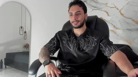 Snapshot of miike_stone1 chatting on 10-01-25, 01:06 Daniel online show from 10-01-25, 01:06