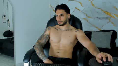 Snapshot of miike_stone1 chatting on 10-17-25, 01:14 Daniel online show from 10-17-25, 01:14