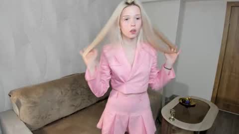 Snapshot of mikaelataron chatting on 11-27-25, 07:49 Angel girl online show from 11-27-25, 07:49