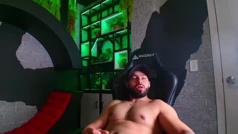 Snapshot of mikeblare chatting on 01-07-25, 01:06 Mike Blare online show from 01-07-25, 01:06