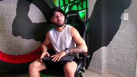 Snapshot of mikeblare chatting on 01-08-25, 07:13 Mike Blare online show from 01-08-25, 07:13