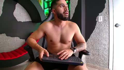 Snapshot of mikeblare chatting on 01-09-25, 07:18 Mike Blare online show from 01-09-25, 07:18