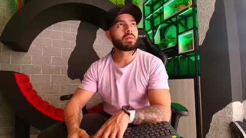 Snapshot of mikeblare chatting on 01-12-25, 07:10 Mike Blare online show from 01-12-25, 07:10