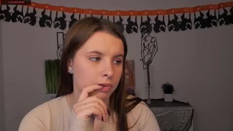 Snapshot of mila_glow chatting on 10-27-25, 08:13 mila_glow online show from 10-27-25, 08:13