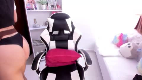 Snapshot of mila_violet chatting on 10-30-25, 08:09 Mila online show from 10-30-25, 08:09