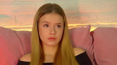 MilanaBalmain online show from 10-22-25, 04:18