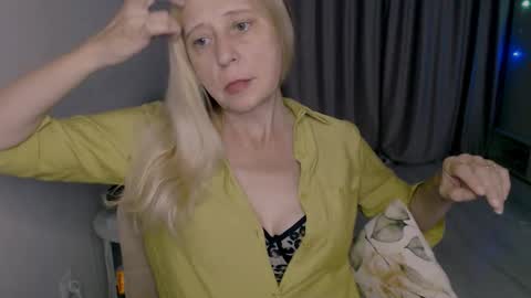 Milena online show from 09-28-25, 03:12