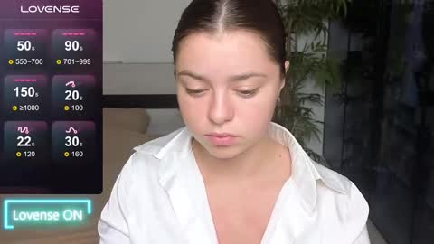 Snapshot of milania_hot_foxy chatting on 09-18-25, 10:45 Mila online show from 09-18-25, 10:45