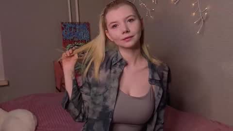 Snapshot of mildredbain chatting on 10-25-25, 04:20 Mila online show from 10-25-25, 04:20