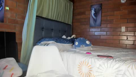 Snapshot of milf_darling chatting on 01-31-25, 01:22 Victoria online show from 01-31-25, 01:22