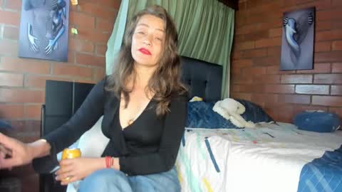 Snapshot of milf_darling chatting on 02-08-25, 12:28 Victoria online show from 02-08-25, 12:28